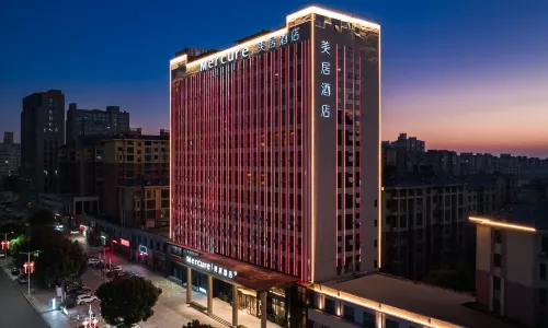 Mercure Hotel Xinyang Baopeng Square