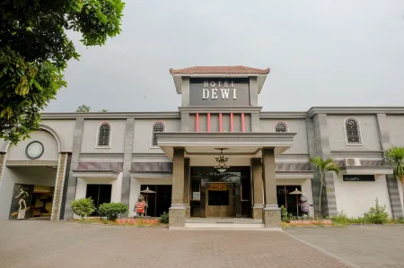Hotel Dewi Near Gor Merdeka Jombang Mitra RedDoorz Отели в г. Peterongan