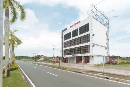 RedDoorz Near Iloilo International Airport Отели в г. Cabatuan
