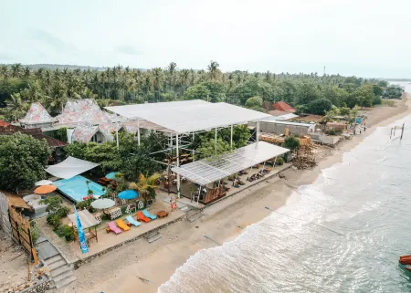 Mambo Beach Resort Отели рядом с достопримечательностью «Нуса Лембонган»