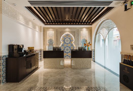 [Royal Marrakech Guesthouse의 모로코풍 인테리어와 욕조 사진]