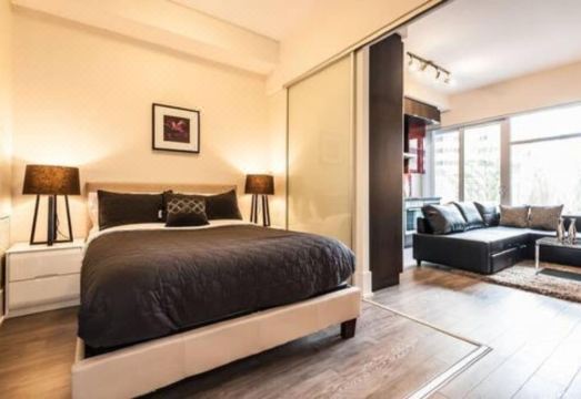 로프트 숙소의 넓은 객실과 CN 타워 뷰