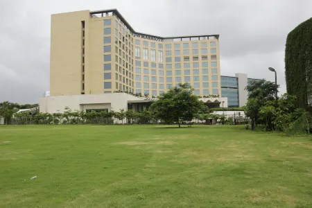 JW Marriott Mumbai Sahar Airport Отели рядом со станцией Lokmanya Tilak Terminus