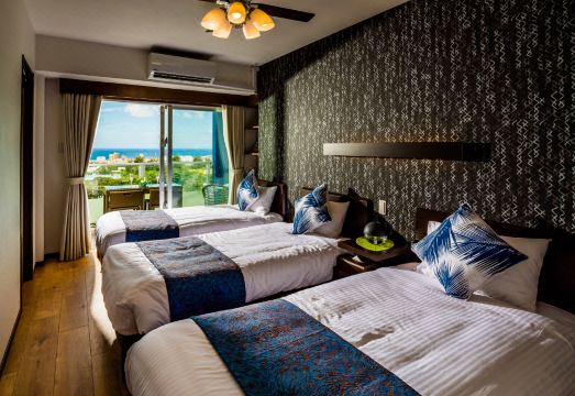 조이 리조트의 넓고 깨끗한 객실 내부