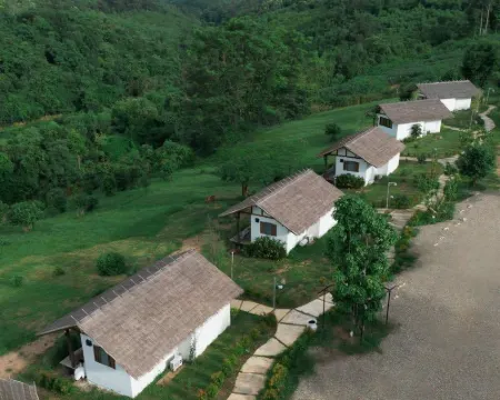 ยูโทปัวว์ รีสอร์ท โรงแรมในอำเภอ ปัว