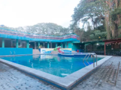 RedDoorz @ Boondocks Cabins Resort โรงแรมในซานเฟอร์นันโด