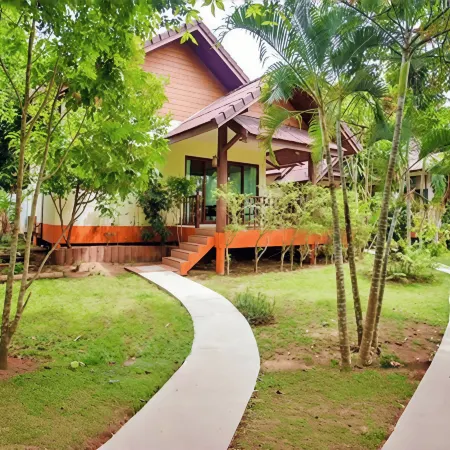 OYA International Resort Phuket Отели рядом с достопримечательностью «Храм Чалонг»