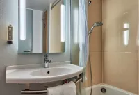 B&B Hotel Caen Sud Hôtels à : May-sur-Orne