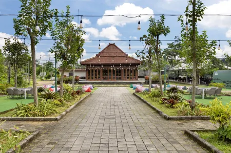 The Glamping @ARTOTEL Pelangi Park Отели рядом с достопримечательностью «SEMAK DAUN VILLAGE»