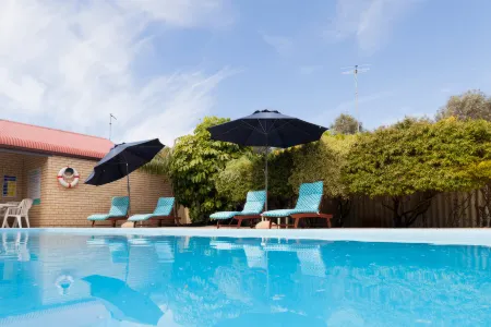 Busselton Villas and Glamping Village Отели рядом с достопримечательностью «Залив Джограф»