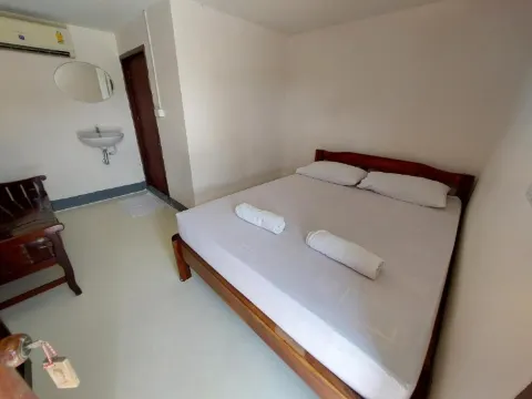 ห้องเตียงใหญ่พร้อมระเบียง