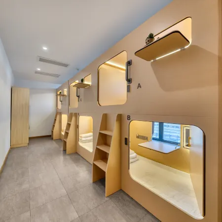 Z-Designer BERPUNKDESIGNCINE Exclusive Capsule Hotel