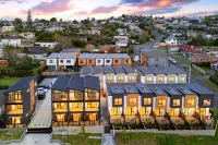 Morden 3BR Townhouse Gated Community Parking Free | CCTV Hotels near Waitakere