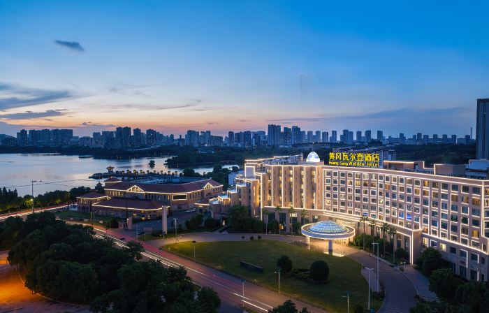 HuangGang Walden Hotel
