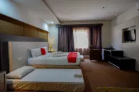 RedDoorz Plus Near Hotel Benua Kendari - parking