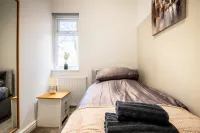 Comfortable 2-Bed Home in Batley – Sleeps 3 - Wi-Fi
