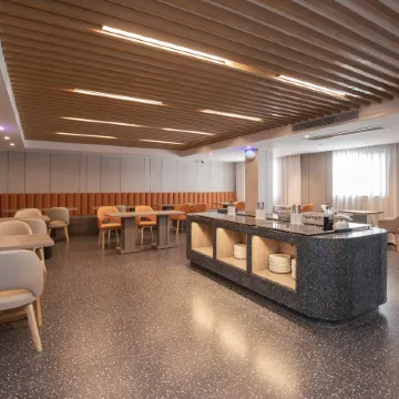 Qingmu Platinum Hotel (Fuyang Yaoban Suning Plaza)