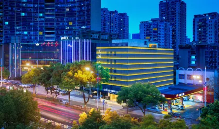 Tianyu・Boyue｜Design・EsportsBathtub Design Hotel (Jinhua World Trade City Plaza) Отели рядом с достопримечательностью «Jinhua Polytechnic»