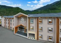 Yushe Yunshan Designer Hot Spring Hotel (Jiuzhaigou Scenic Area Visitor Center)