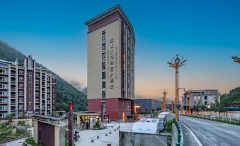 Minshan Sun Tribe Hotel