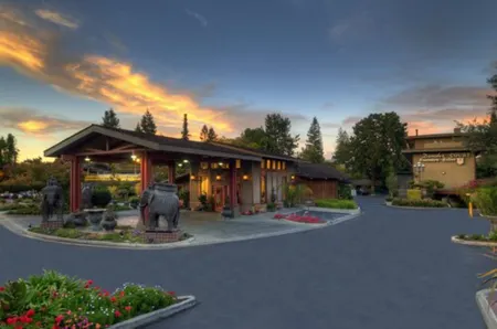 Dinah's Garden Hotel Отели рядом с достопримечательностью «The Museum of American Heritage»