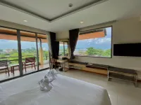 أكوا ريزورت فوكيت - نير بيتش آند تشالونج بيير Hotels near نقطة مشاهدة كاتا