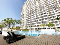 Near Ferry Terminal. COZY 02 Bedroom Condo. HarbourBay Residences. - balcony