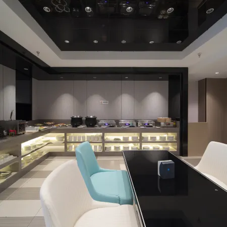 Yeste Hotel (Xianing Hot Spring Road Center Flowerbed Food Street Store)