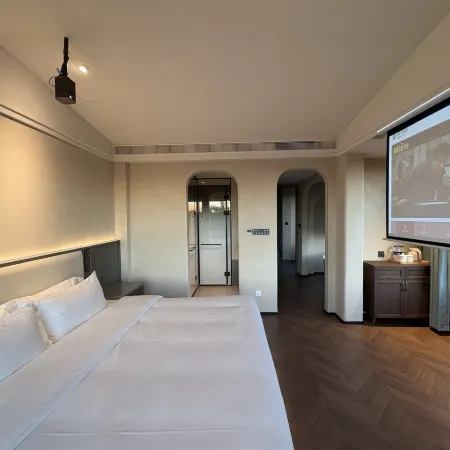 Courtyard with Dianchi Lake View