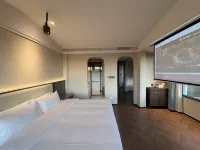 Courtyard with Dianchi Lake View