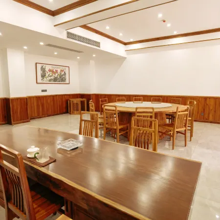 Mengla Liangqi Yunshe Business Hotel