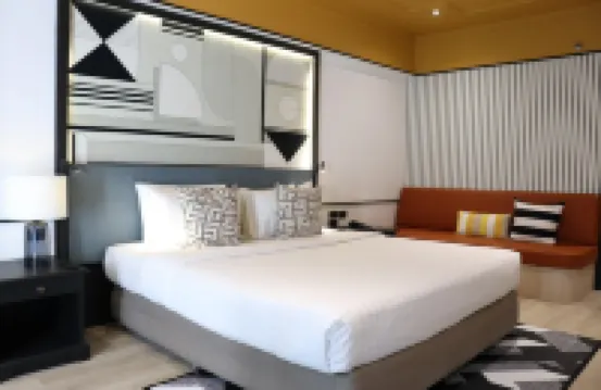 The Quarter Saphankhwai by UHG