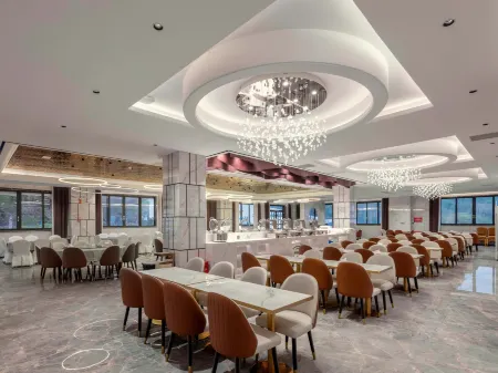 Guizhou Wenlv Jiayi · Swimming Pool International Resort Hotel (Kaili) Отели рядом со станцией Kaili South Railway Station