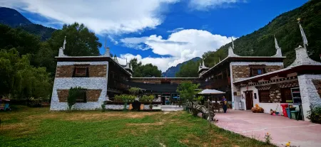 Derong Linka Homestay Отели рядом с достопримечательностью «Dangling Village»
