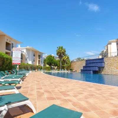 BnB Homes Eco Apartment with Terrace, 2 Swimming pools & Tennis court Отели рядом с достопримечательностью «Пляж Риску»
