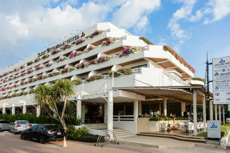 The Cha Am Methavalai Hotel Отели рядом с достопримечательностью «Simantra Private Villas»