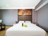 Qi Yu · Elegant Hotel (Taohang Pedestrian Street Store) - parking