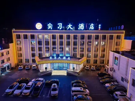 Xinzhou Shixi Grand Hotel (Xinzhou West Station) Отели рядом с достопримечательностью «Xiurong College»