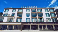 Tianjing Yunye Resort Hotel Hotels in Deqin