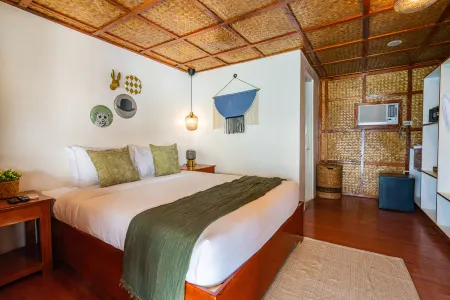 Beach Huts El Nido Отели рядом с достопримечательностью «Остров Минилок»