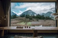 Lanshan · Baiyunli · Xueshan Xinglai Hot Springs Vacation Apartment (Hailuogou Glacier Forest Park) - 4성급