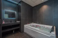 Yijia Hot Spring Holiday Hotel - Hot Springs