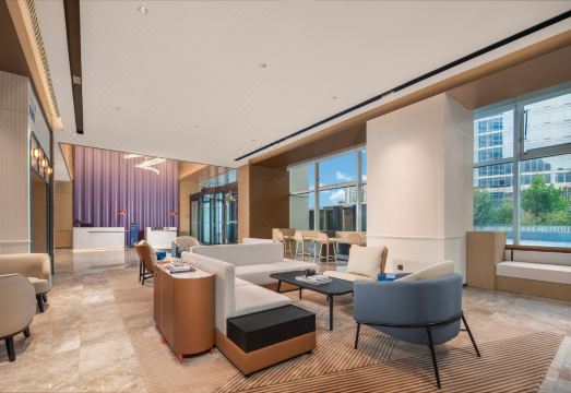 2. 홀리데이 인 익..