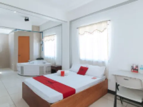 RedDoorz Plus near Tambo Paranaque Hotels near Arista Place