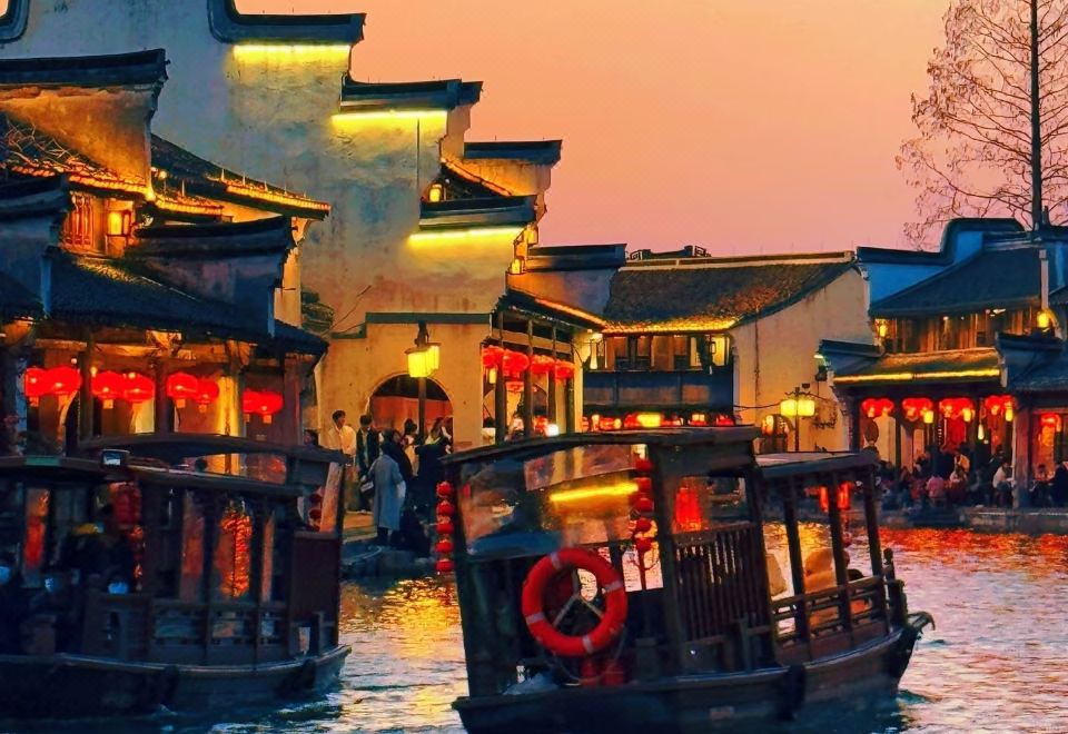 [Xunci Fang District의 고풍스러운 건물 외관 및 안뜰 이미지]