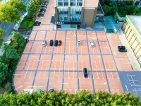 Xihe Hotel (Xuchang  Pang Donglai Angel City Store) - parking