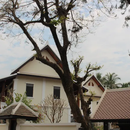 Lux Hotel Luang Prabang Отели рядом с достопримечательностью «Ват Тат Луанг»