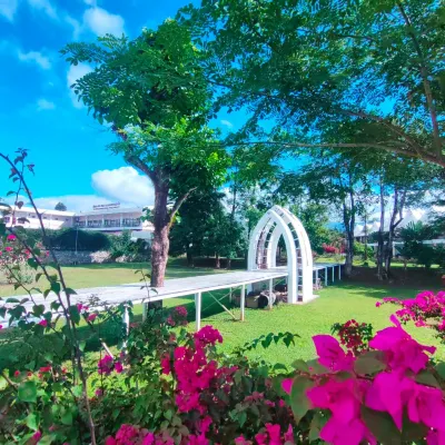 LARNG YAY Riverview Resort Hotel Hotels near ສະຖານີວັງວຽງ