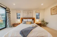 Sunlit Sanctuary with Private Patio in Wigram - Villas