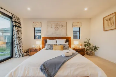 Sunlit Sanctuary with Private Patio in Wigram Hotel a 